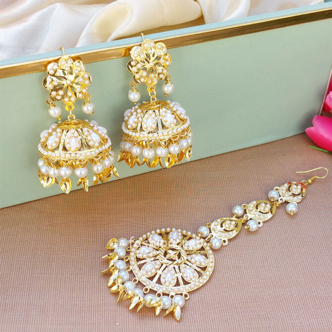 White Pearl Pipal Patti Jadau Earring with Tikka Set White Pearl Pipal Patti Jadau Earring with Tikka Set