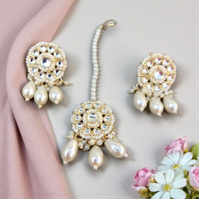 Traditional White Maangtikka and Earrings Set Traditional White Maangtikka and Earrings Set